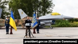 Президент України Володимир Зеленський на тлі винищувачів F-16 у День Повітряних сил ЗСУ. Київська область, 4 серпня 2024 року