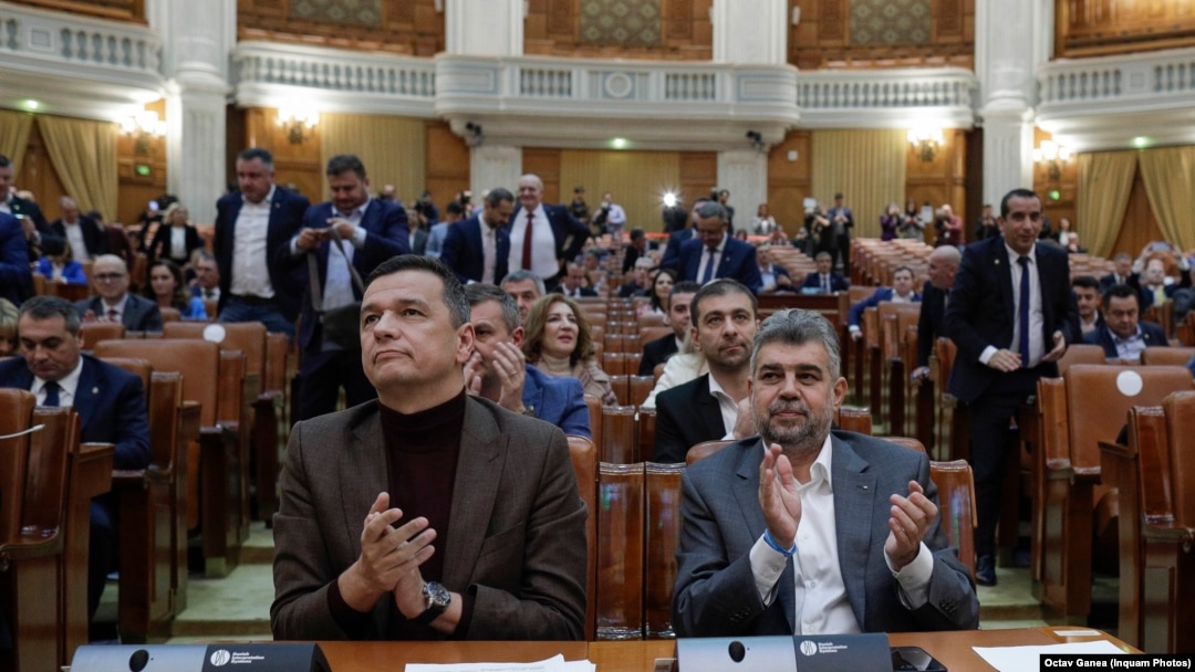 Actualul prim-ministru al României, Marcel Ciolacu, este printre inițiatorii unei legi ce-și propunea eliminarea pensiilor speciale ale parlamentarilor. La trei ani de la promulgarea ei, numărul beneficiarilor nu doar că nu s-a redus, dar legea a fost declarată neconstituțională