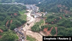 Posljedice klizišta u gradu Žoumensi nakon obilnih padavina koje su donijeli ostaci tajfuna Gaemi, pokrajina Hunan, Kina, 31. jula 2024.