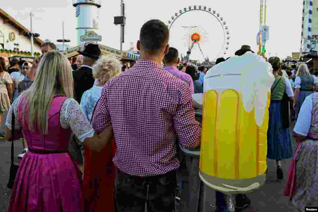 Gost posljednjeg dana&nbsp;Oktoberfesta drži plovak u obliku krigle piva u Münchenu, Njemačka, 3. oktobra.
