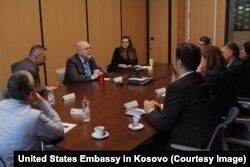 Ambasadori i SHBA-së, Jeffrey Hovenier, gjatë një takimi me gazetarët në Kosovë, më 15 mars 2023.