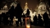 Члены Национальной скаутской организации Украины &laquo;Пласт&raquo; раздают Вифлеемский огонь во время церемонии &laquo;Вифлеемский свет мира&raquo; в Киеве.