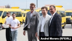 Ambasadorul României în R. Moldova, Cristian Leon Țurcanu (stânga), alături de ministrul Educației, Dan Perciun, și unul dintre șefii de direcții de învățământ, care a primit cheile unui autobuz școlar.