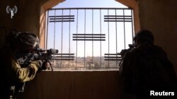 Fotografi e nxjerrë nga një video që, sipas Forcave të Mbrojtjes së Izraelit, shfaq ushtarë izraelitë në një pozicion luftarak gjatë një operacioni tokësor në Rripin e Gazës, më 8 nëntor 2023.