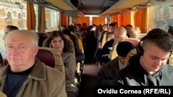 Oamenii parcurg distanţa Cluj-Oradea cu autocarul de înlocuire a trenului în 4 ore jumătate.