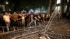 Протестиращи срещу спорен проруски закон в Грузия атакуват загражденията на парламента в Тбилиси, 1 май 2024