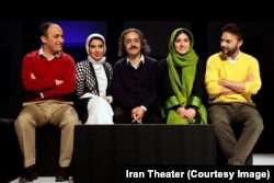 آیدا کیخایی همراه کارگردان وسایر بازیگران نمایش «خشکسالی و دروغ»