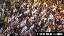 Protestatri adunați în fața sediului Guvernului israelian duminică seară, 1 septembrie, la Tel Aviv, pentru a cere urgentarea unui acord de eliberare a ostaticilor din O grevă generală în sectorul public ar urma să aibă loc luni.