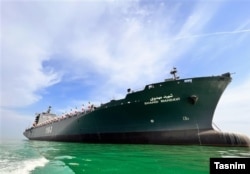 Вертолетоносец ВМС КСИР "Шахид Махдави" (переделанный из построенного в Южной Корее сухогруза), вооруженный также крылатыми ракетами. Дата и место съемки неизвестны