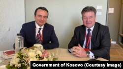 Premijer Kosova Aljbin Kurti na sastanku sa specijalnim predstavnikom EU za dijalog Kosovo-Srbija Miroslavom Lajčakom 28. aprila