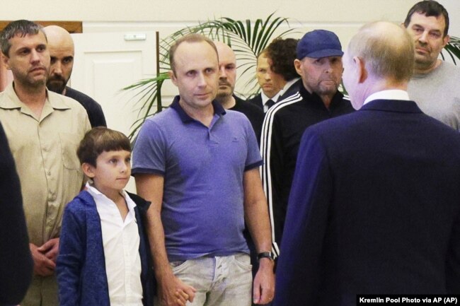 Presidenti rus, Vladimir Putin, duke biseduar me rusët që u liruan gjatë këmbimit. Pablo Gonzalez është në rreshtin e fundit, i dyti nga e majta e fotografisë.