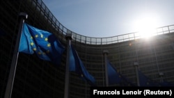 Flamuj të Bashkimit Evropian të vendosur pranë ndërtesës së Komisionit Evropian. Fotografi nga arkivi. 
