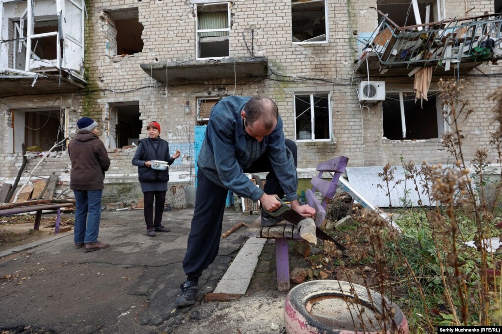 Oleksandr, residente locale, vede la legna da ardere.  Sebbene Avdiyivka abbia un "punto di invincibilità"  -- a   centro di sostegno umanitario che offre cibo, calore, energia e rifugio: è diventato estremamente pericoloso per i residenti avventurarsi.