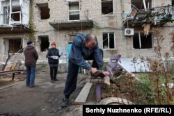 Avdijivka, koja je ključno transportno čvorište, nalazi se samo 15 kilometara severno od grada Donjeck koji je pod ruskom okupacijom. Ovaj grad je pod opsadom otkako je Moskva pokrenula veliku ofanzivu ranije u oktobru.