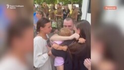 „Продолжив да сонувам“: Бранителите на Мариупол се враќаат во Украина на Денот на независноста