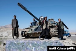 Афганці поруч з підбитим радянським танком в районі Суробі в провінції Кабул. Листопад 2023 року (ілюстраційне фото)