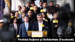 Lilian Carp, candidatul PAS la alegerile pentru funcția de primar al municipiului Chișinău, susține un briefing de presă alături de colegii de partid, în penultima zi a campaniei electorale, pe 2 noiembrie 2023.