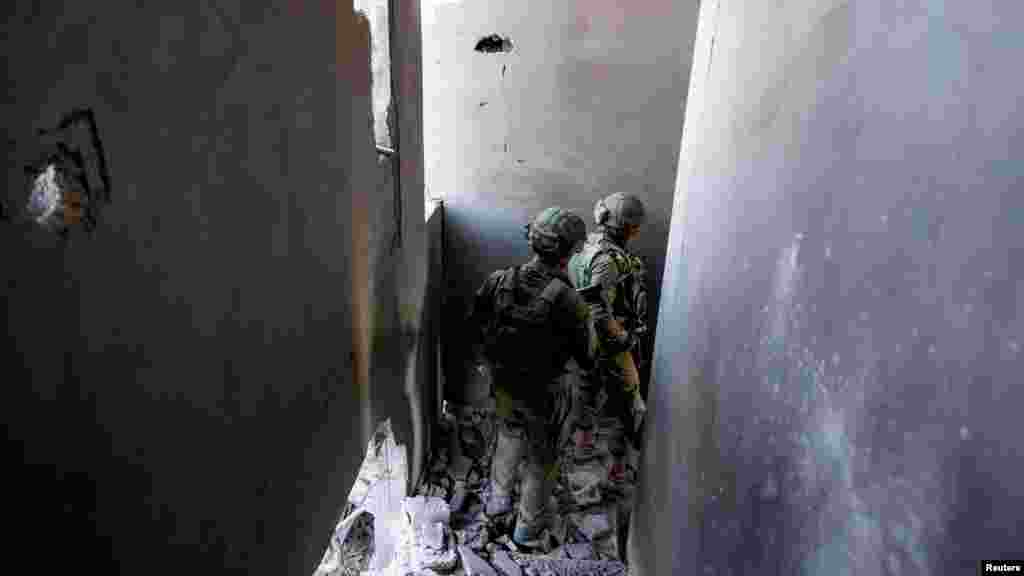 Ushtarët izraelitë brenda një objekti pothuajse të shkatërruar në mes të pushtimit të vazhdueshëm tokësor kundër grupit militant palestinez, Hamas, në veri të Rripit të Gazës, 8 nëntor 2023.