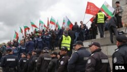  Участници в шествието “Безсмъртен полк ” се събираха пред Паметника на руската войска във връзка годишнина от успеха над хитлерофашизма. По същото време на паметника са и участници в самодейността “Искаме български монумент ”. На място участват чиновници на жандармерията. 