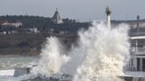 Хвилі в Севастополі під час шторму 29 листопада 2023 року