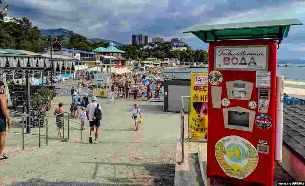 Turisti uživaju u znamenitostima duž plaže u Alušti, koja se nalazi na južnoj obali poluostrva Krim. Poluostrvo, međunarodno priznato kao ukrajinska teritorija, okupirala je Rusija nakon ilegalne aneksije i preuzimanja vlasti 2014. godine.