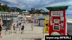 Üdülés a háború árnyékában: a légitámadás ellenére is strandolnak a Krím félszigeten