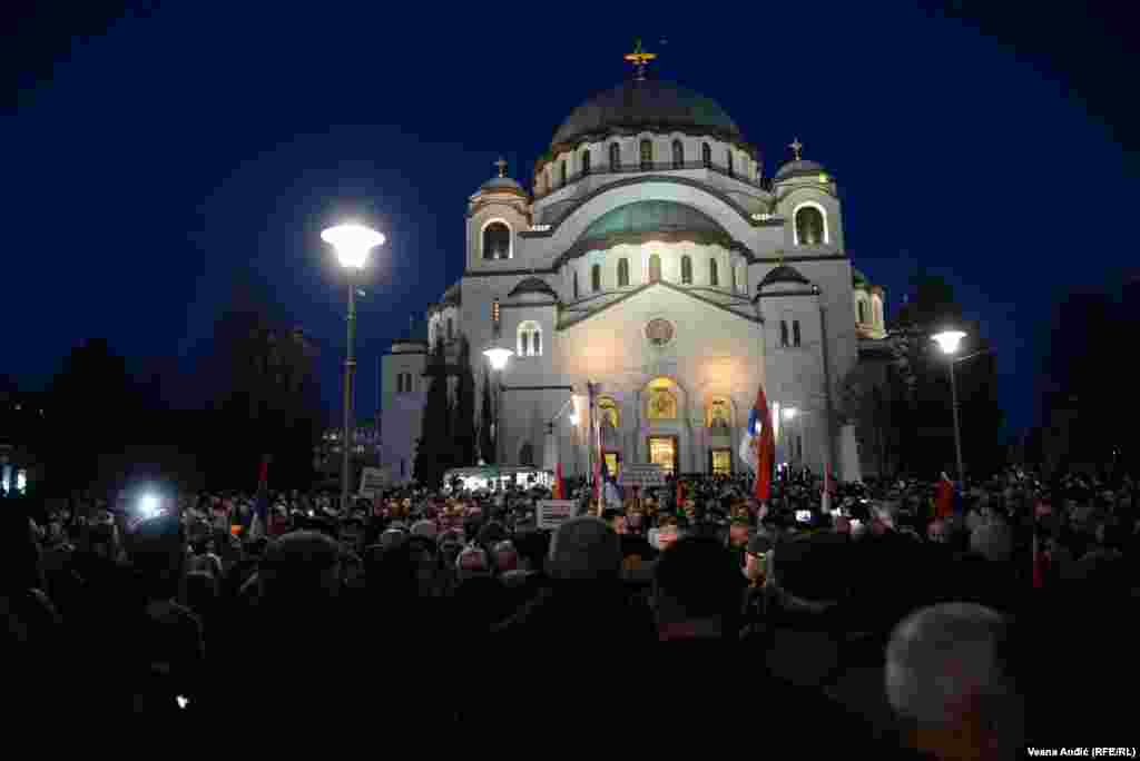 Nekoliko hiljada okupilo se na poziv desnih parlamentarnih stranaka ispred Hrama Svetog Save odakle su otišli do Predsedništva Srbije i spomenika ruskom caru Nikolaju II.