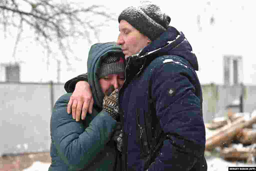 Жінка плаче після ракетного обстрілу у Змієві. Низку вибухів зафіксували в Харківській, Дніпропетровській, Хмельницькій та Запорізькій областях &nbsp;