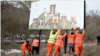 Отстранување на билбордот во Звечан