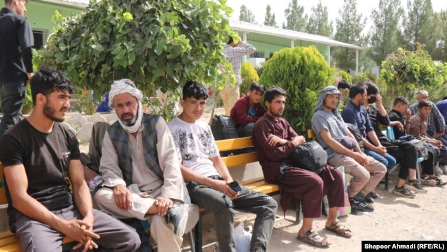 بدرفتاری با مهاجران افغان پس از کشته شدن دو ایرانی در درگیری با افغانها افزایش یافته است.