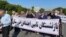 عکس مربوط به تجمع یکشنبه بازنشستگان تأمین اجتماعی در خوزستان است