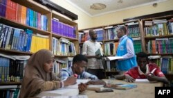 Абдулахи Мире в една от библиотеките, създадени от него в бежанския лагер Дадааб в Кения.