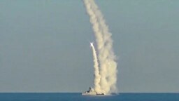 У розвідці наголосили, що, незважаючи на те, що Чорноморський флот Росії на даний момент обмежений східною частиною Чорного моря, він зберігає здатність завдавати дальніх ударів по території України