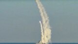 Kijev je rekao da su rakete bile namijenjene za lansiranje s brodova ruske crnomorske flote, a imaju operativni domet veći od 2.500 kilometara na kopnu i 375 kilometara na moru.(Foto: Krstareća raketa dugog dometa Kalibr koju je lansirao ruski vojni brod sa nepoznate lokacije.)