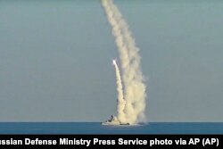 Fotografija preuzeta iz videa koji je objavila press služba ruskog Ministarstva odbrane 15. jula 2022. prikazuje krstareću raketu Kalibr dugog dometa koju je lansirao ruski vojni brod s nepoznate lokacije.