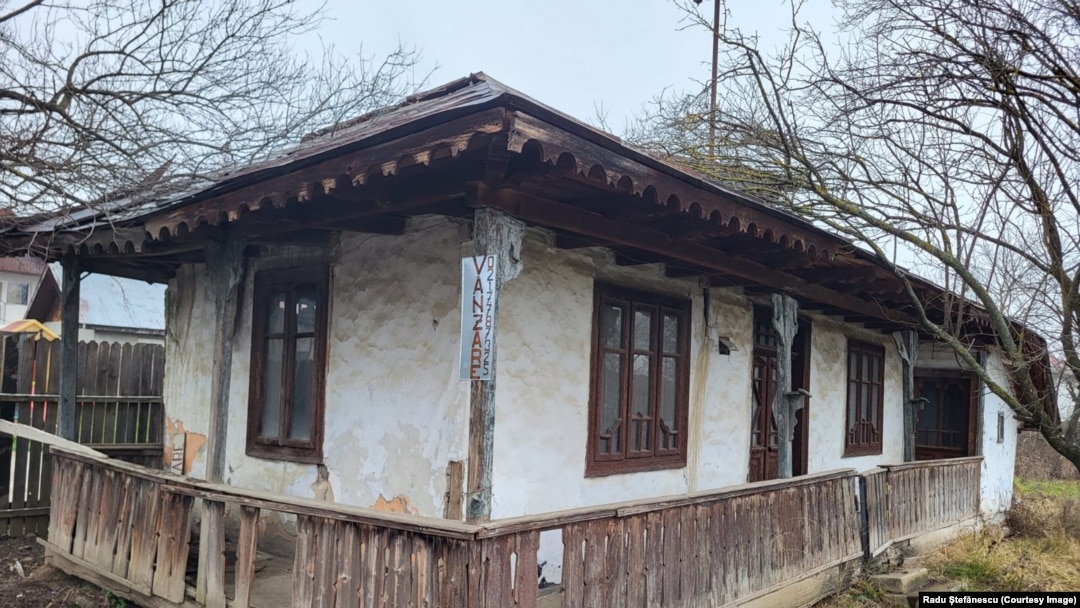 În ianuarie 2023, Casa Frusina din Corbeanca părea să urmeze aceeași soartă ca majoritatea caselor vechi din comună din ultimii 30 de ani.