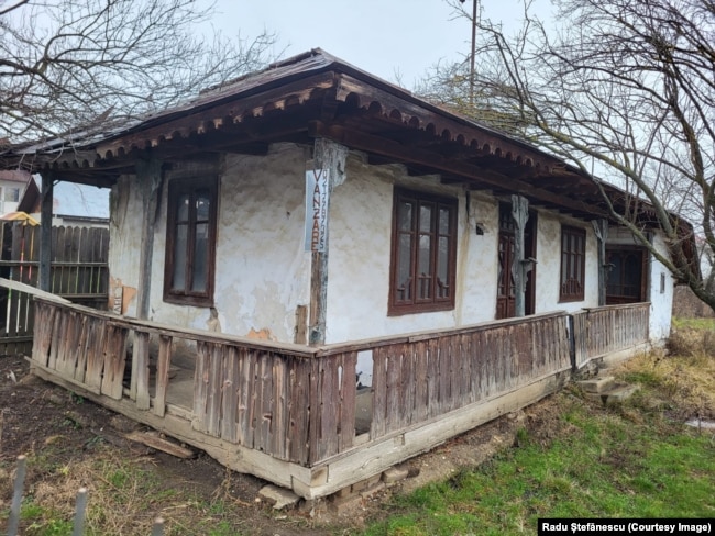 Casa Frusina fotografuar para restaurimit të saj.