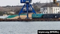 Відкрите зберігання зерна в морському порту Феодосії. Крим, листопад 2023 року