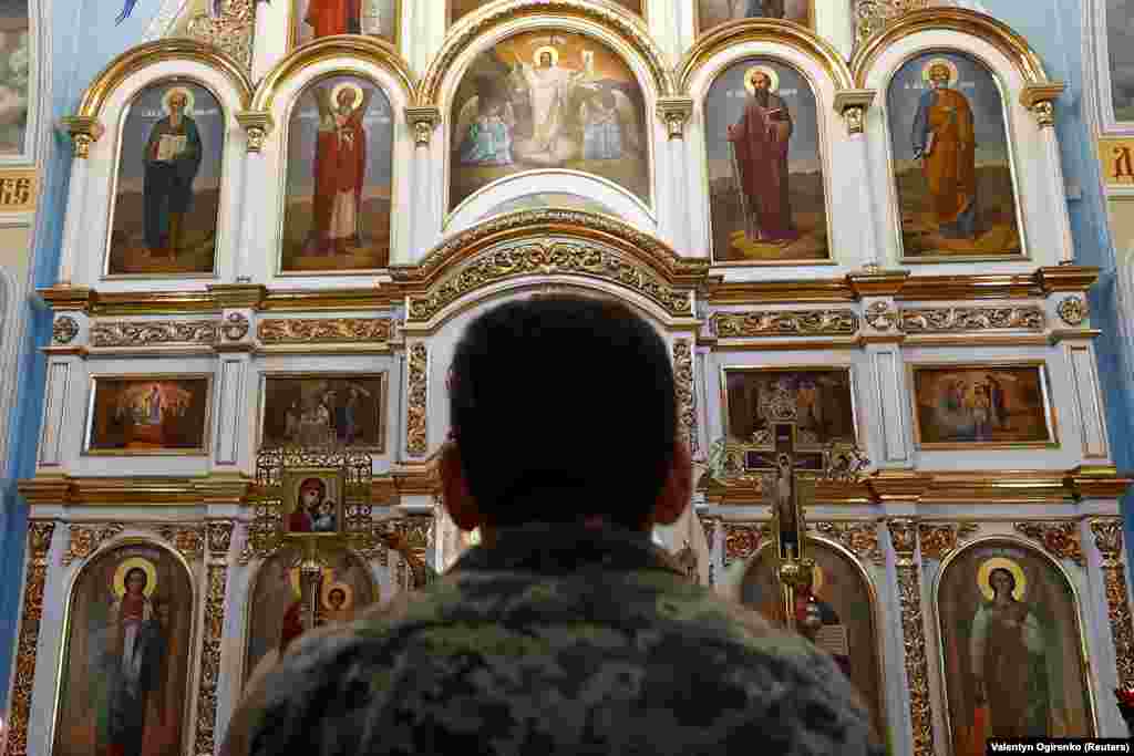 Një ushtar ukrainas mer pjesë në shërbesën për Pashkët ortodokse në Kostiantjnivka, në rajonin lindor ukrainas të Donjeckut, teksa lufta mes Rusisë dhe Ukrainës po vazhdon.&nbsp;