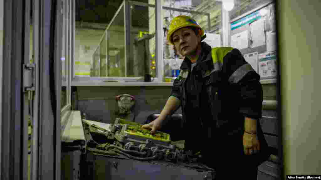 Egy nő kezeli a bánya liftjét. Ukrajna szénipara, amely egykor Európa egyik legnagyobbja volt, a Szovjetunió összeomlása óta évtizedes hanyatláson ment keresztül
