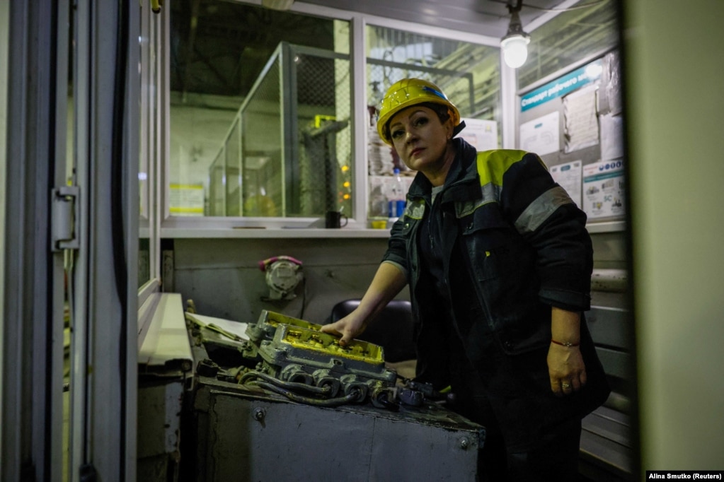 Një grua duke operuar me një ashensor në minierë. Industria e qymyrit në Ukrainë, dikur një nga më të mëdhatë në Evropë, ka pësuar rënie që nga shpërbërja e Bashkimit Sovjetik. Nga një fushë që dikur ishte ekskluzivisht për burrat, gratë po përballen me sfidën e punës në minierat e saj.