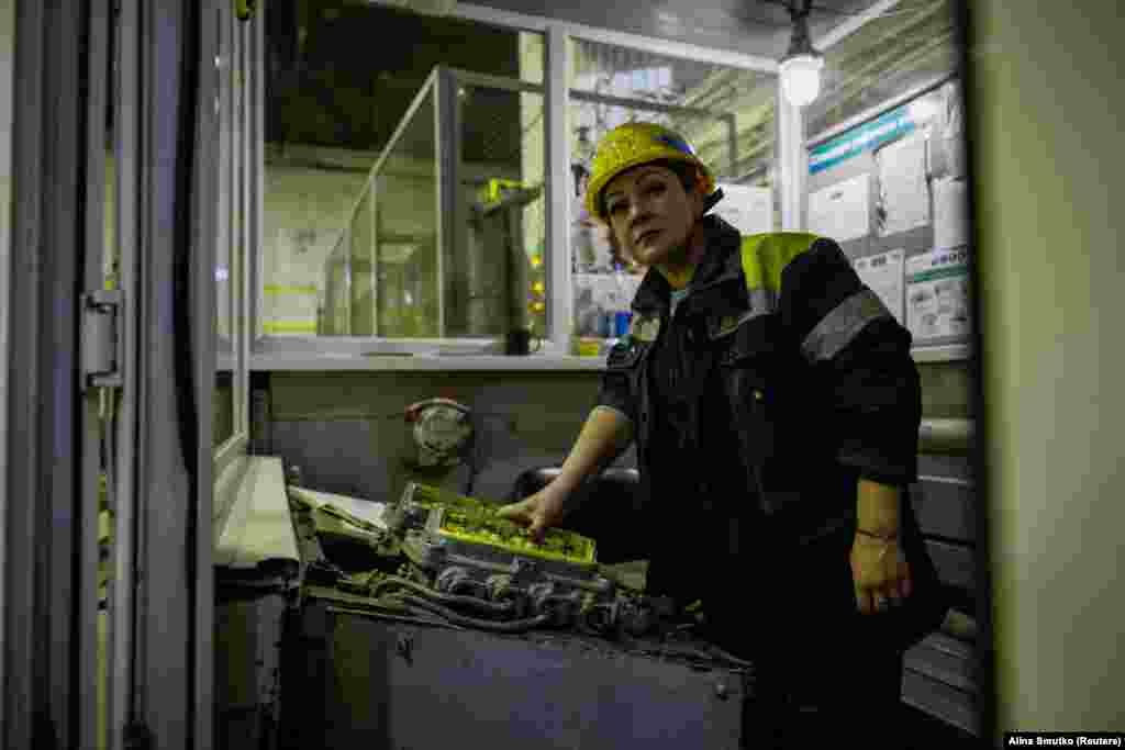 Женщина управляет лифтом на шахте. Угольная промышленность Украины, когда-то одна из крупнейших в Европе, пережила десятилетия упадка после распада Советского Союза. В сфере, которая когда-то была исключительно мужской, женщины готовы принять вызов