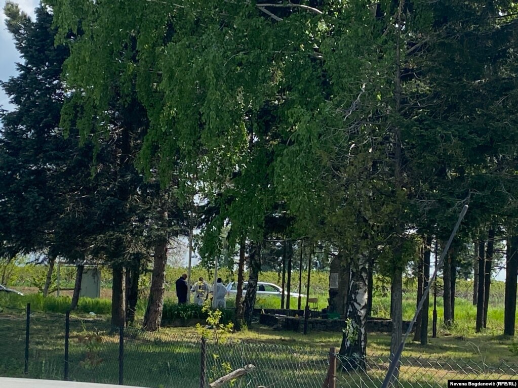 Ekipet e forenzikës në fshatin Orashje e Vogël afër Mlladenovcit dhe Beogradit, ku ndodhën të shtënat, 5 maj 2023. Së paku tetë persona u vranë dhe 14 të tjerë u plagosën nga të shtënat masive që ndodhën në disa fshatra të Mlladenovcit, në territorin e qytetit të Beogradit, bëri të ditur Ministria e Punëve të Brendshme e Serbisë.