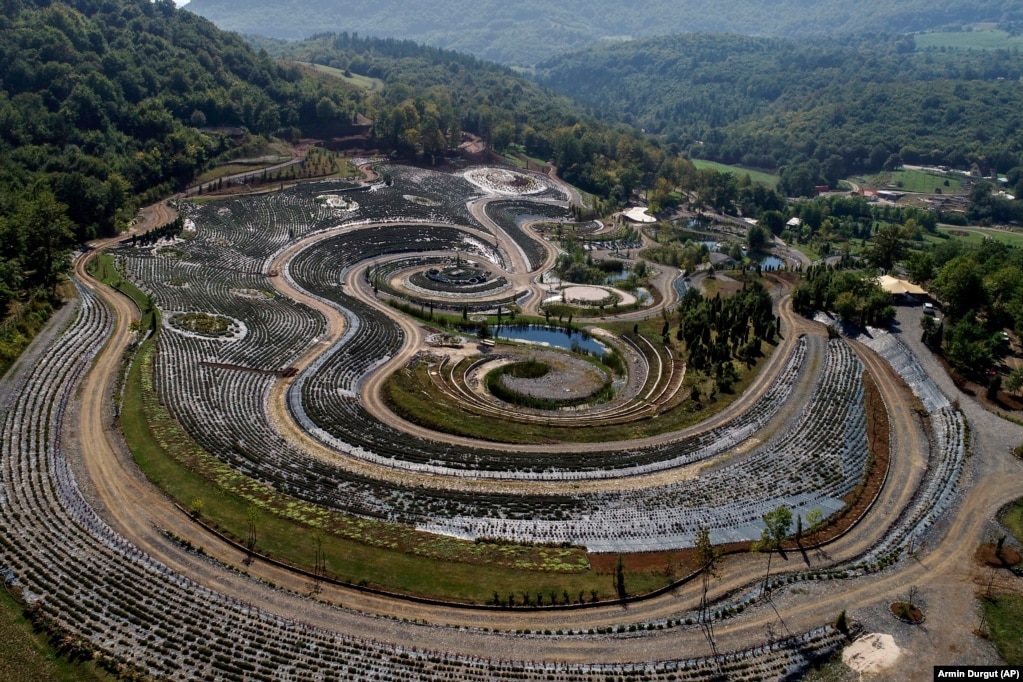 Një pamje me fokus më të gjerë e parkut "Nata me yje", që gjendet në Bosnje.