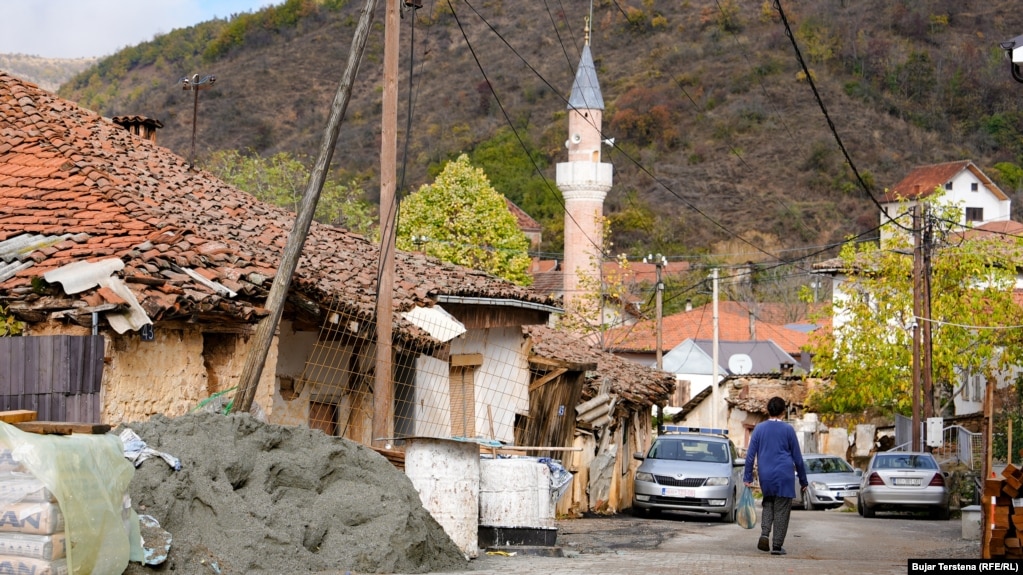 Pamje nga fshati Janjevë ku shihet xhamia.