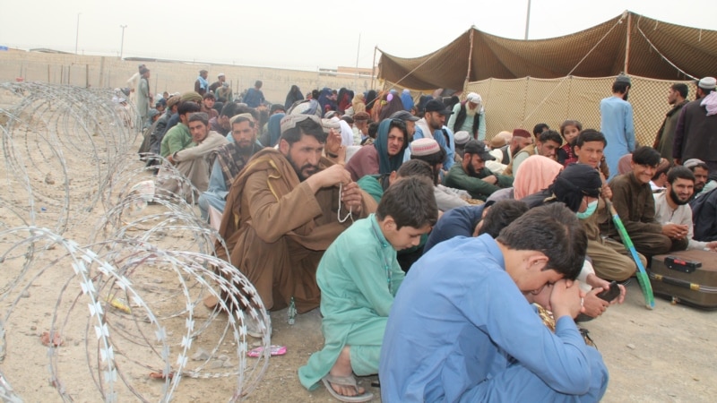Mii de afgani expulzați au invadat un punct de trecere la frontiera Pakistanului cu Afganistanul