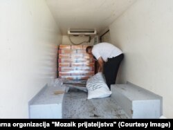 Istovar jedne od humanitarnih pošiljki pomoći iz Sarajeva u Banjaluci, 6. jul 2024. godine.