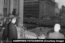 Nicolae Ceaușescu privește mulțimea strânsă în fața Comitetului Central al PCR, pe 21 august 1968. Partidul a organizat un mare miting pentru a arăta Moscovei că respingerea invaziei are sprijinul populației.