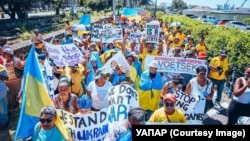 Демонстранти екологічної організації SDCEA у Дурбані підтримують Україну на спільному протесті з УАПАР напередодні саміту БРІКС у ПАР, серпень 2023 року. Фото: УАПАР