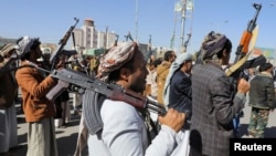 Новобранци хути по време на церемония по случай края на военното им обучение в Сана. Йемен, 11 януари 2024 г.